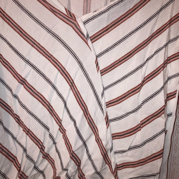 Beautiful blouse perfect for work! Size large - Picture 3 of 5